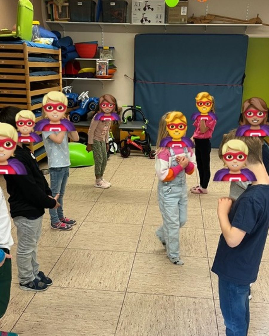 Kinder beim Training im Bewegungsraum einer Kita, die Gesichter sind verdeckt