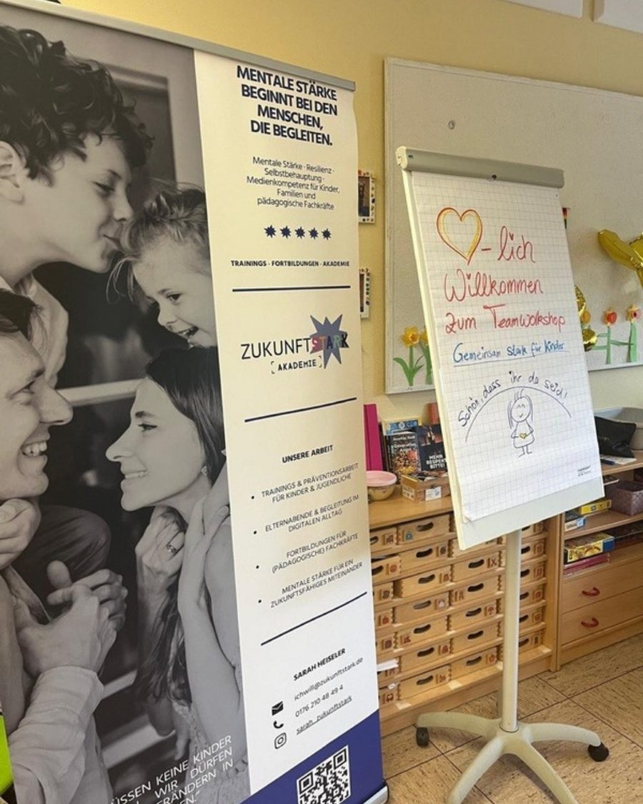 ZukunftSTARK-Aufsteller und Flipchart zur Begrüßung eines Teamworkshops in einer Kita