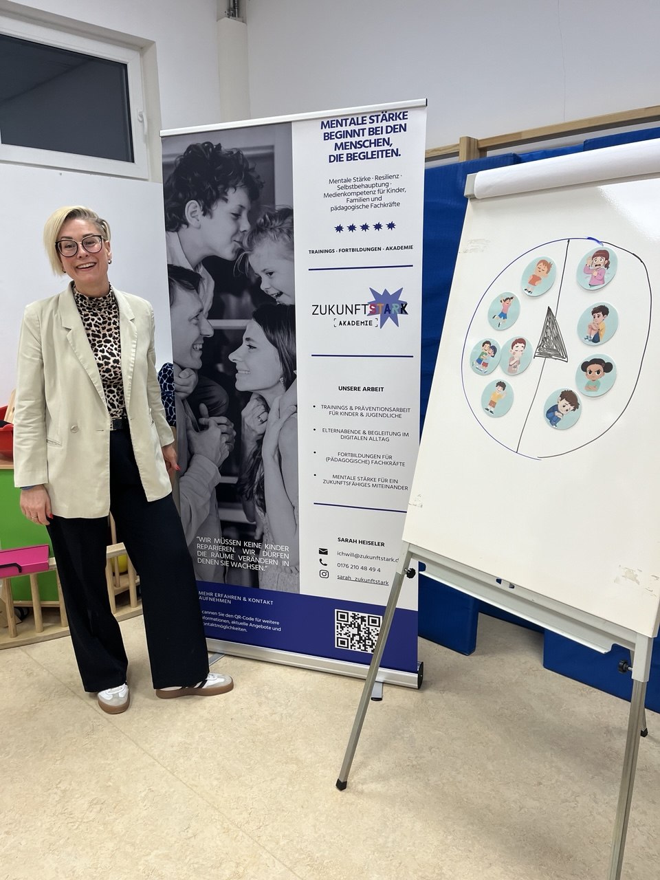 Sarah Heiseler bei einer Fortbildung, neben dem ZukunftSTARK-Rollup und dem Flipchart